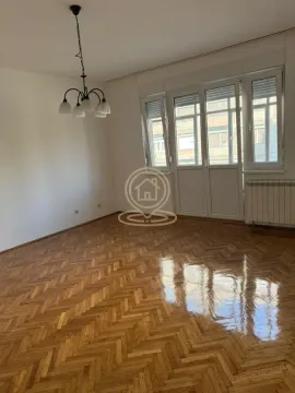 Prazna soba sa parketom i balkonskim vratima. - image 15