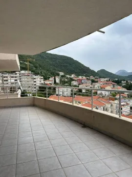 Prostrana popločana terasa sa pogledom na grad i brda. - image 6