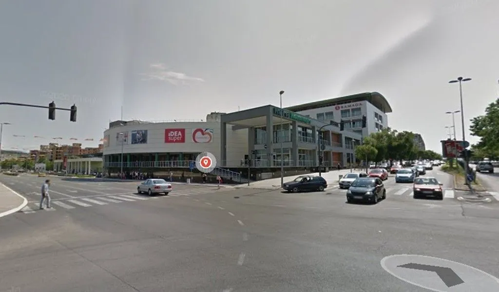 Pogled na zgradu tržnog centra sa raskrsnice.