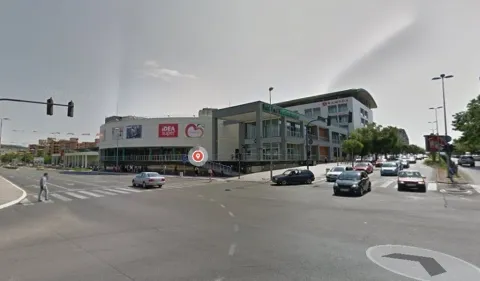 Pogled na zgradu tržnog centra sa raskrsnice. - image 4
