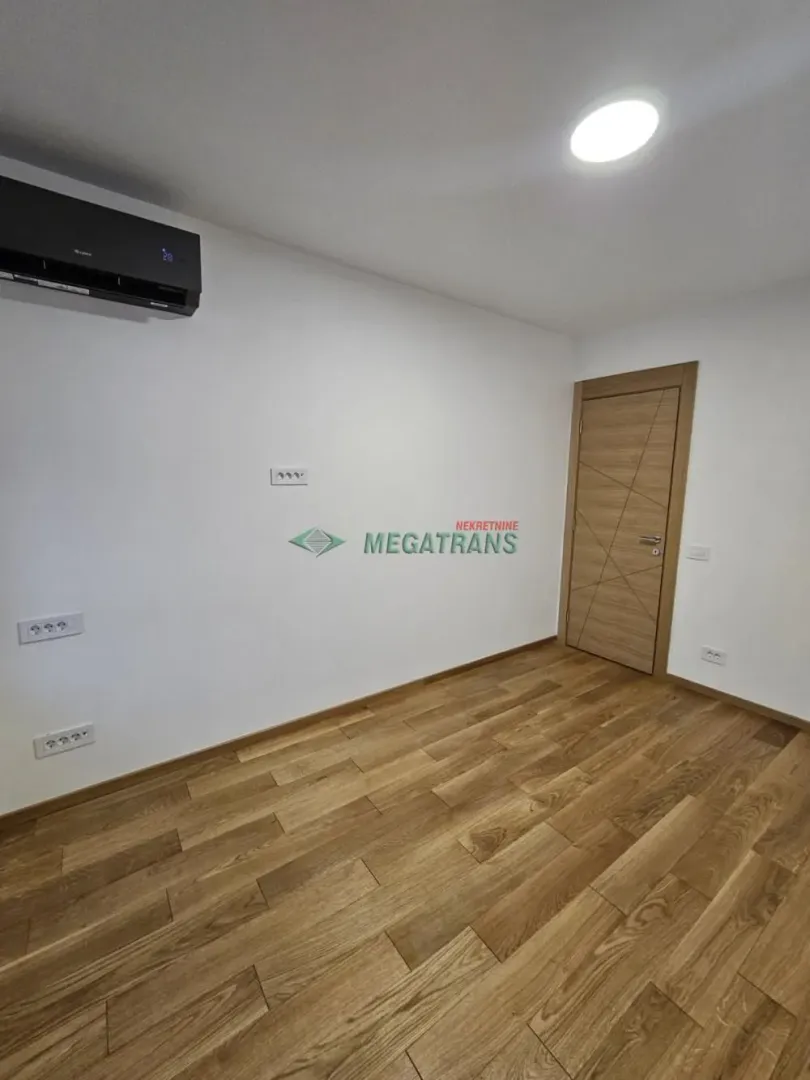 Izdavanje, četvorosoban stan, 124m², Centar, Novi Sad