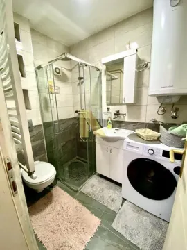Manje kupatilo sa tuš kabinom, umivaonikom i veš mašinom. - image 11