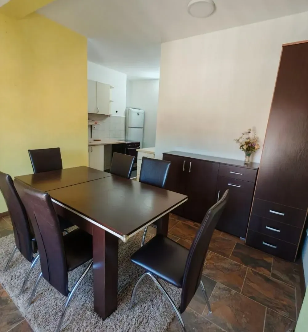 Izdavanje, četvorosoban stan, 120m², Petlovo Brdo, Beograd
