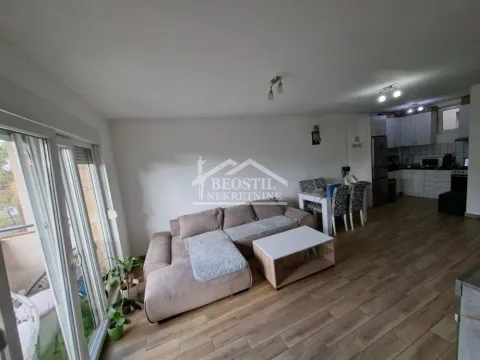 Dnevni boravak sa garniturom, trpezarijom i kuhinjom u pozadini. - image 19