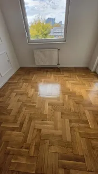 Prazna prostorija sa parketom i prozorom. - image 6