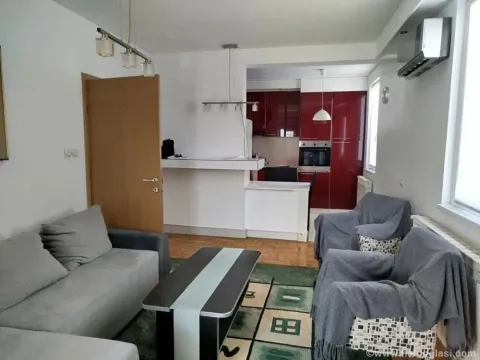 Dnevna soba sa garniturom i pogledom na kuhinju u pozadini. - image 4