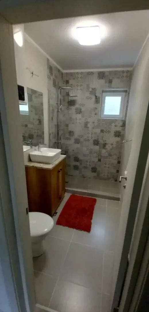 Pogled na moderno uređeno kupatilo sa tuš kabinom.