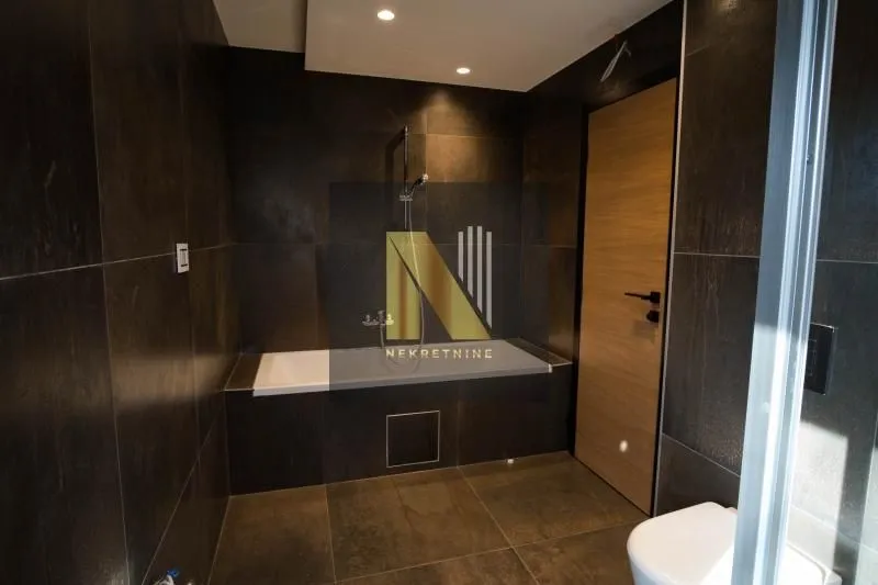 Izdavanje, kuća, 250m², Sremska Kamenica, Petrovaradin