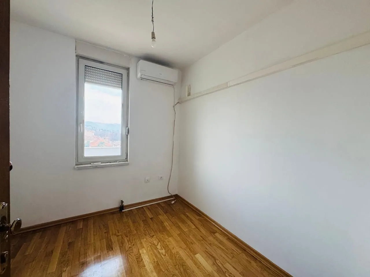 Izdavanje, poslovni prostor, 200m², Gintaš, Podgorica