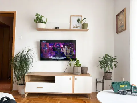 Dnevna soba sa TV komodom i postavljenim televizorom na zidu. - image 9