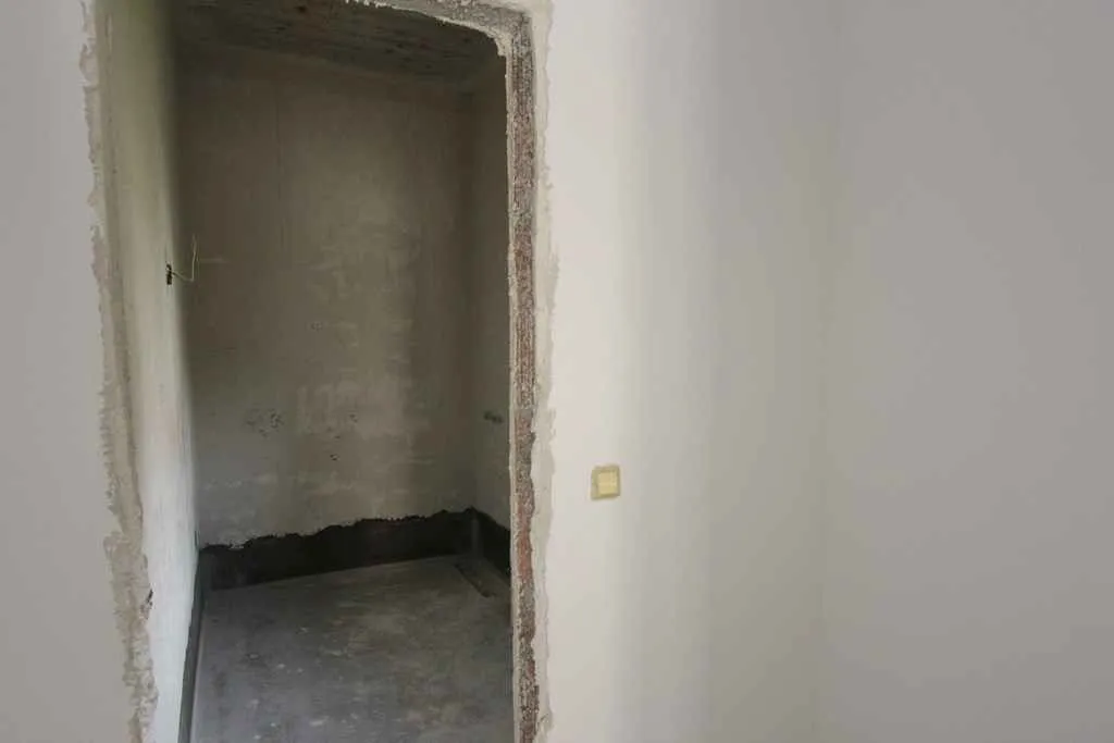 Nedovršena prostorija u sivoj fazi gradnje.