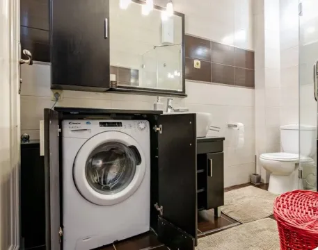 Bathroom equipped with a washbasin, toilet, shower cabin and integrated washing machine. - image 6