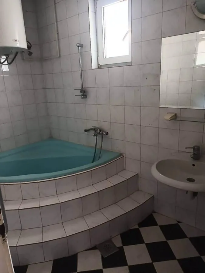Izdavanje, kuća, 180m², Čukarica, Beograd