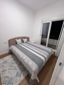 Namještena spavaća soba sa bračnim krevetom i izlazom na terasu. - image 13