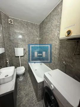 Kupatilo opremljeno kadom, sanitarijama i veš mašinom. - image 9