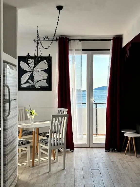 Trpezarija sa izlazom na balkon i pogledom na more.