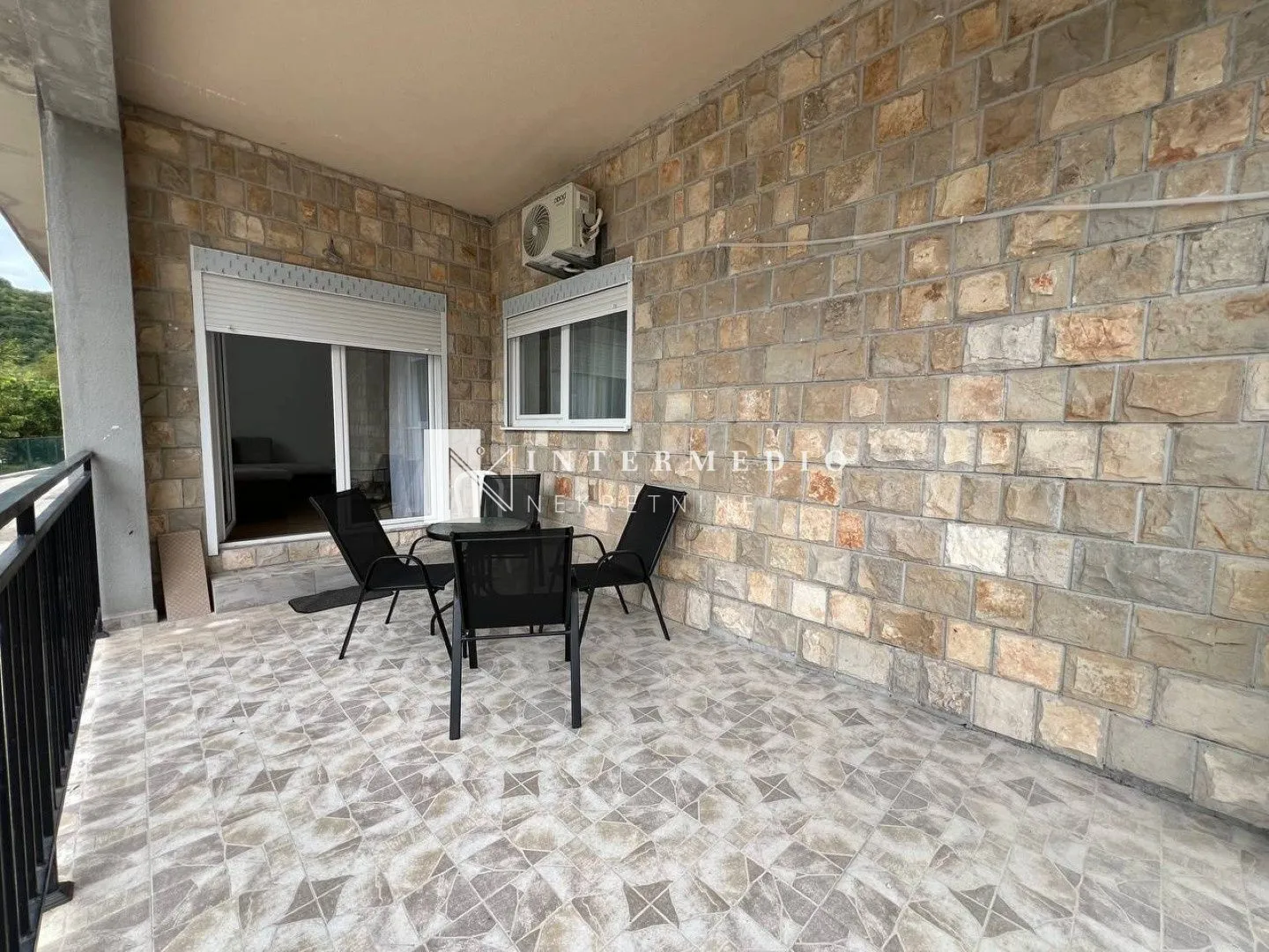Izdavanje, dvosoban stan, 80m², Zelenika, Herceg Novi