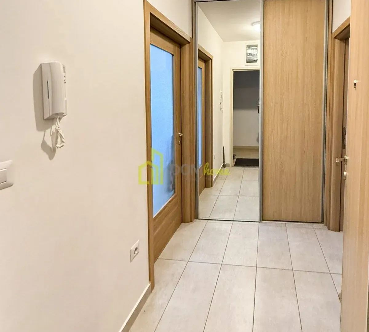 Izdavanje, dvosoban stan, 65m², Stari Aerodrom, Podgorica
