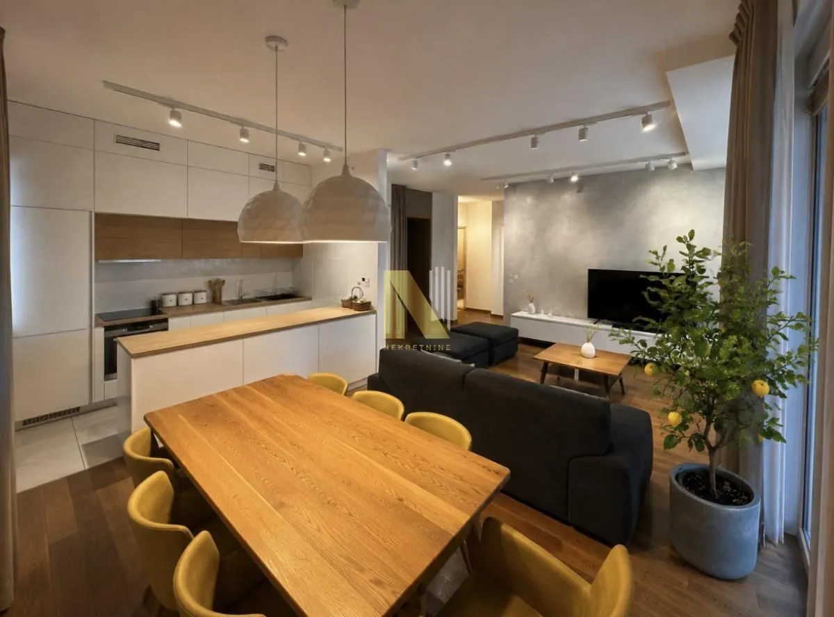 Izdavanje, četvorosoban stan, 102m², Centar, Novi Sad