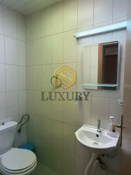 Manje kupatilo sa umivaonikom, ogledalom i toaletom obloženo keramičkim pločicama. - image 7