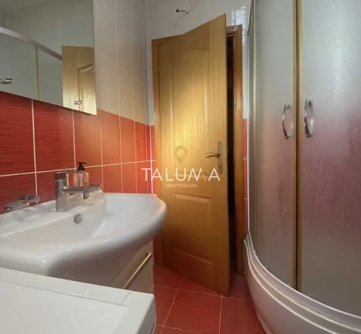 Izdavanje, dvosoban stan, 67m², Zagorič, Podgorica