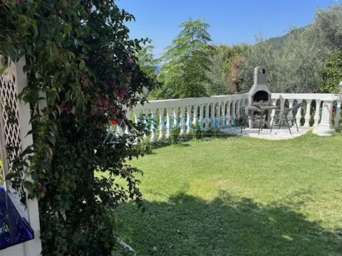 Zeleno dvorište sa travnjakom i roštiljem. - image 13