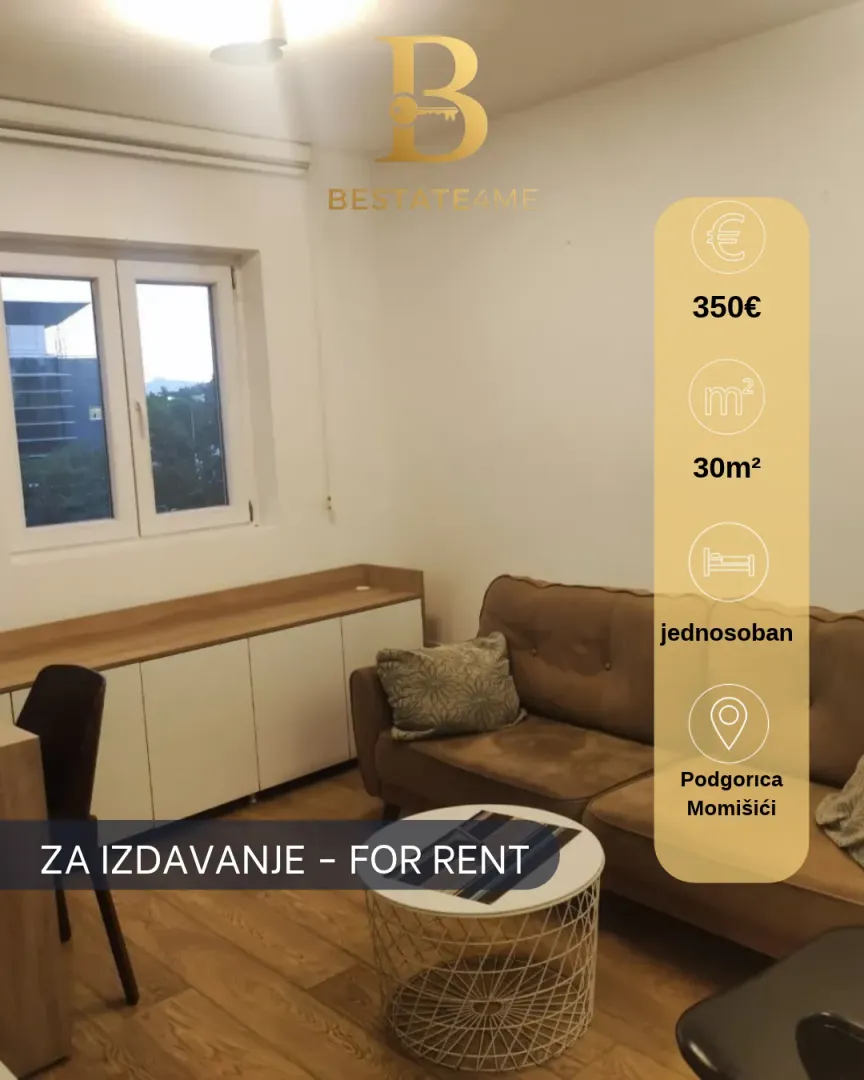 Manji namješteni dnevni boravak sa garniturom i prozorom.