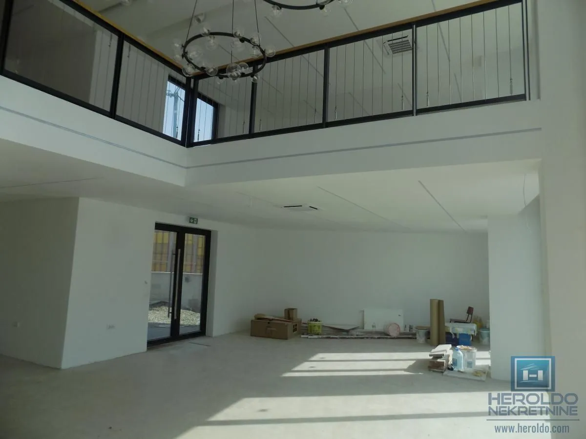 Izdavanje, poslovni prostor, 256m², Paraćin, Srbija