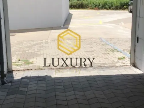 Izdavanje, poslovni prostor, 120m², Centar, Podgorica - image 1