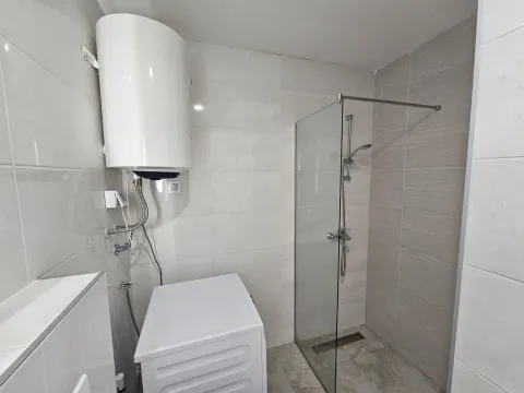 Kupatilo sa tuš kabinom, bojlerom i veš mašinom. - image 3