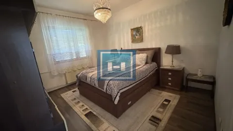 Nameštena spavaća soba sa bračnim krevetom, noćnim stočićima i prozorom. - image 16