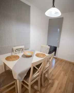 Trpezarija sa stolom, stolicama i drvenim podom. - image 6