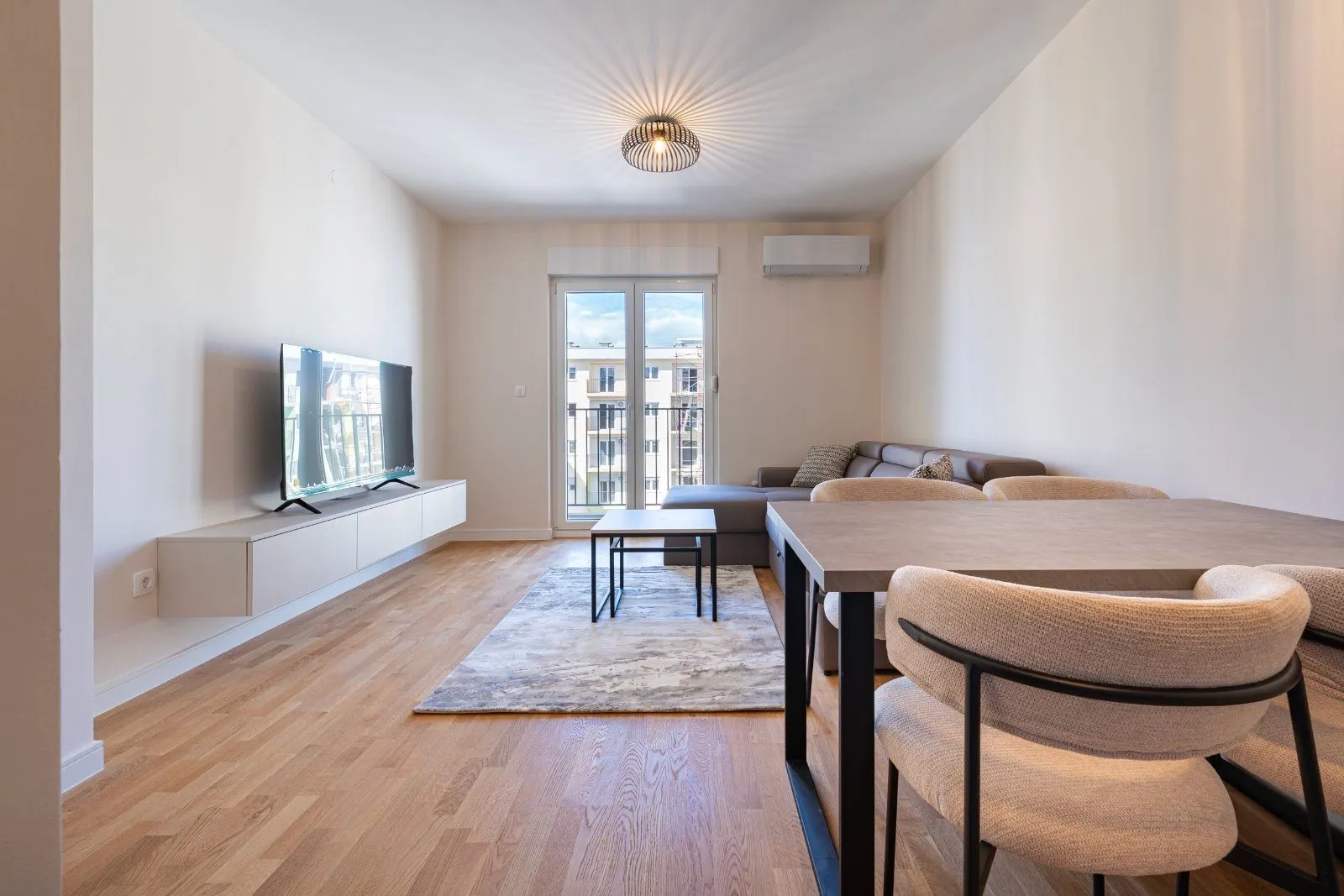 Izdavanje, jednosoban stan, 42m², Pobrežje, Podgorica