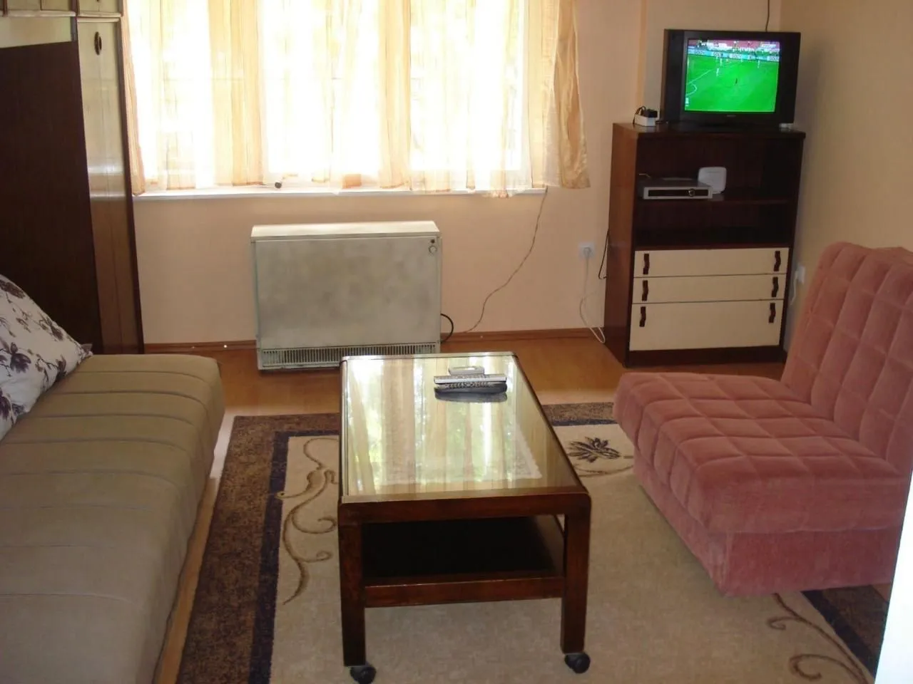 Living room with seating furniture, a coffee table, and a TV.