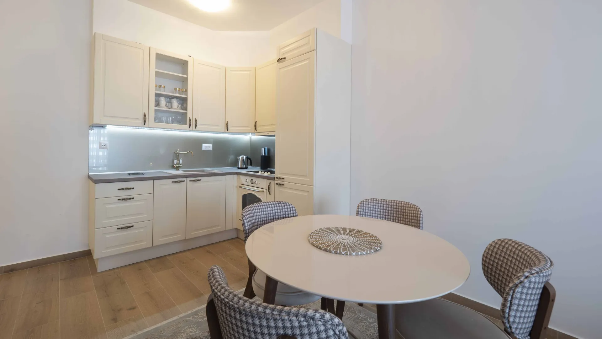 Izdavanje, jednosoban stan, 56m², Gospoština, Budva