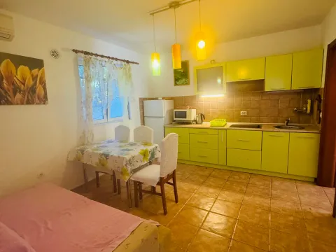 Sale, two bedroom apartment, 52m², Petrovac, Budva - image 4