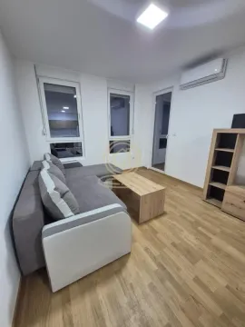 Dnevna soba sa ugaonom garniturom, klub stočićem i drvenom policom. - image 2