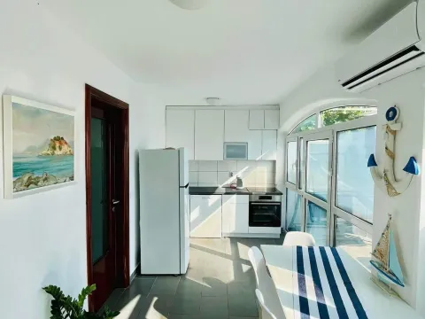 Rent, three bedroom apartment, 80m², Sveti Stefan, Budva