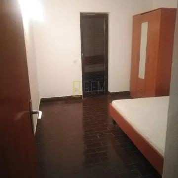 Namještena spavaća soba sa krevetom i garderoberom. - image 7