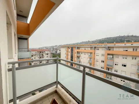 Pogled sa balkona na okolne stambene zgrade i gradsko naselje. - image 13