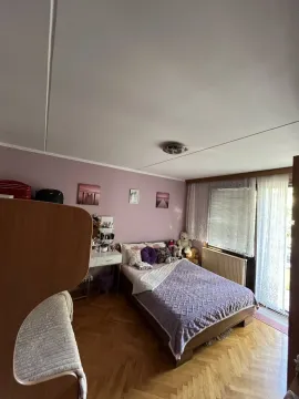 Svijetla spavaća soba sa ljubičastim prekrivačem, pisaćim stolom i parketom. - image 6