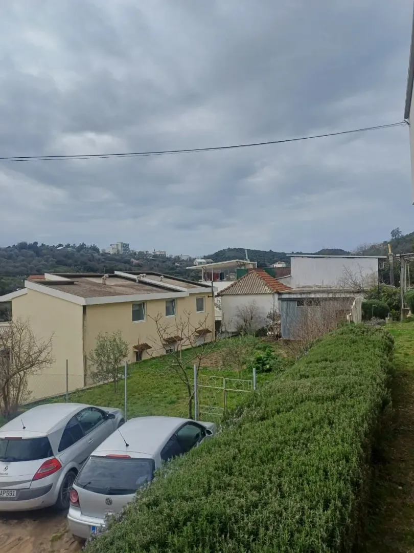 Pogled sa terase na okolne kuće i dvorište.