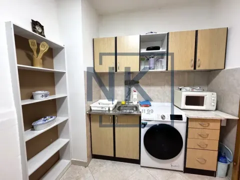 Manja kuhinja sa sudoperom, veš mašinom i drvenim elementima. - image 4