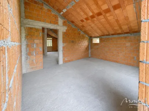 Nepotpuno potkrovlje u sivoj fazi sa opekom i betonskim stubovima. - image 30
