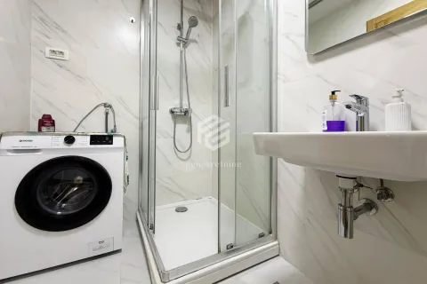 Moderne kupatilo sa tuš kabinom, umivaonikom i mašinom za veš. - image 13