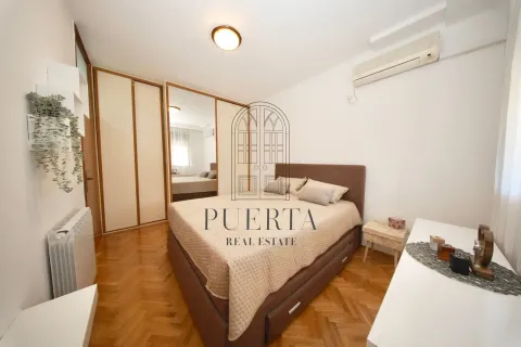 Furnished bedroom with a double bed, wardrobe, and parquet flooring. - image 11