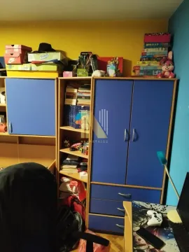 Dečja soba sa ormarima i radnim stolom. - image 12