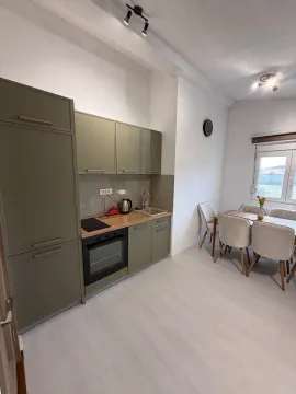 Moderna kuhinja sa trpezarijskim stolom i stolicama. - image 9