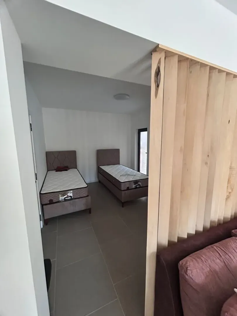 Spavaća soba sa dva singl kreveta.