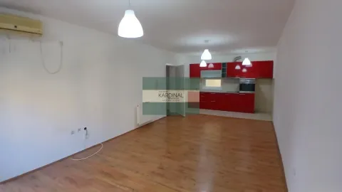 Izdavanje, trosoban stan, 74m², Centar, Jagodina - image 3